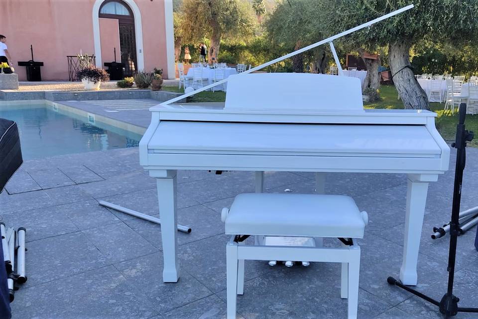 Pianoforte bordo piscina