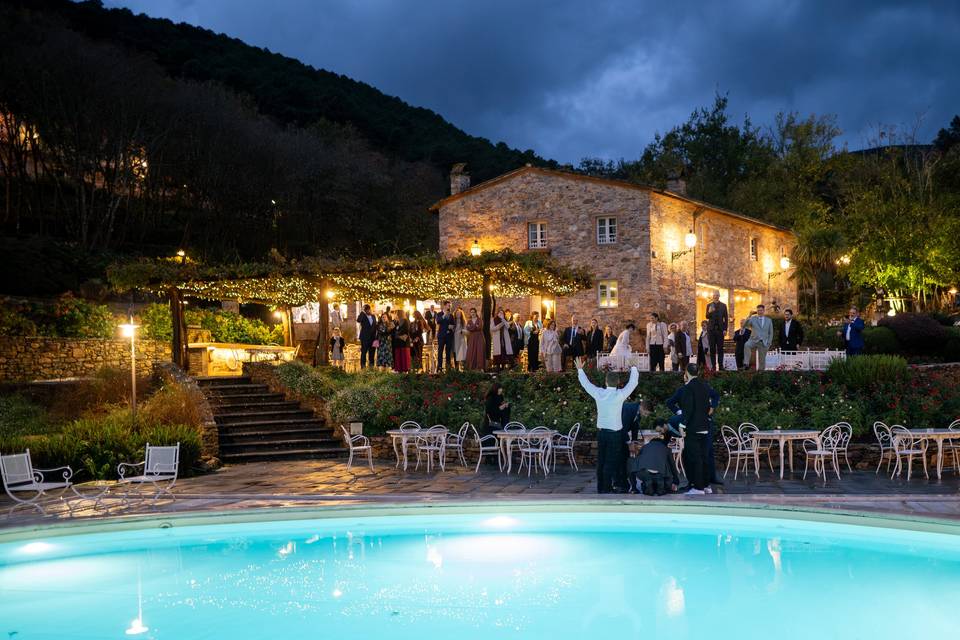Sposo in piscina