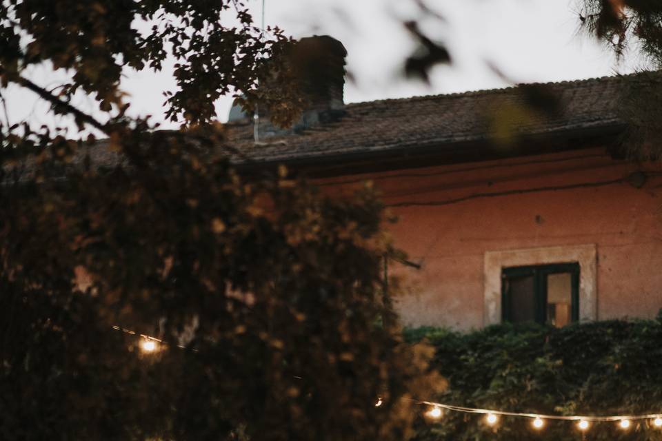 Tavolate sotto le lucine
