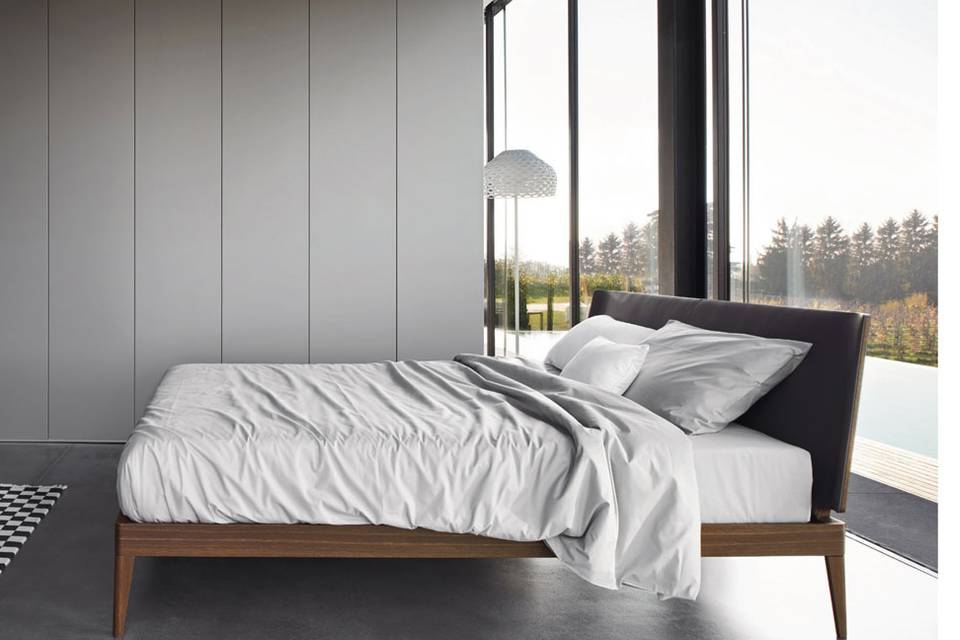 Camera con letto legno e pelle
