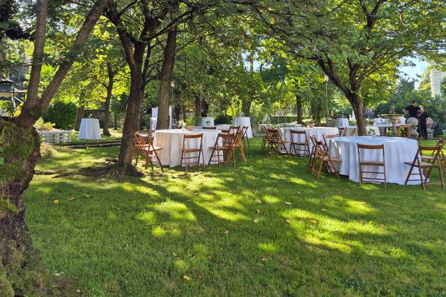 Buffet iniziale all'ombra dei