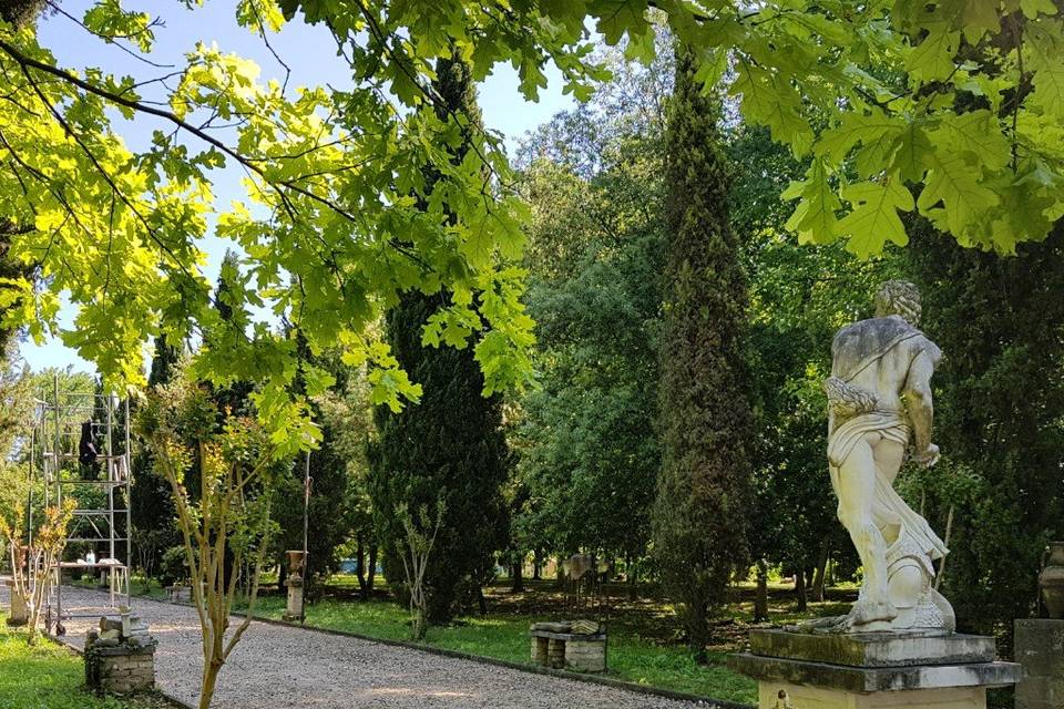 Statuaria sul teatro verde