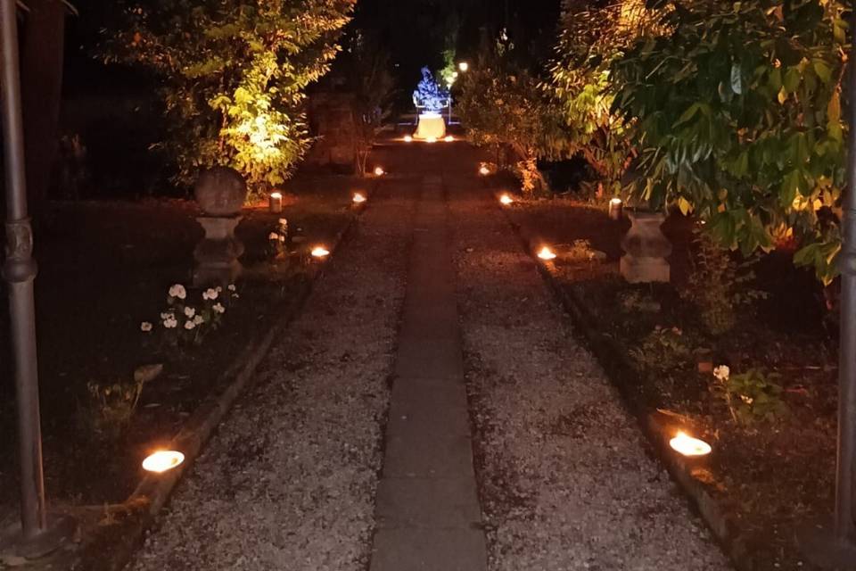 Il viale sud illuminato