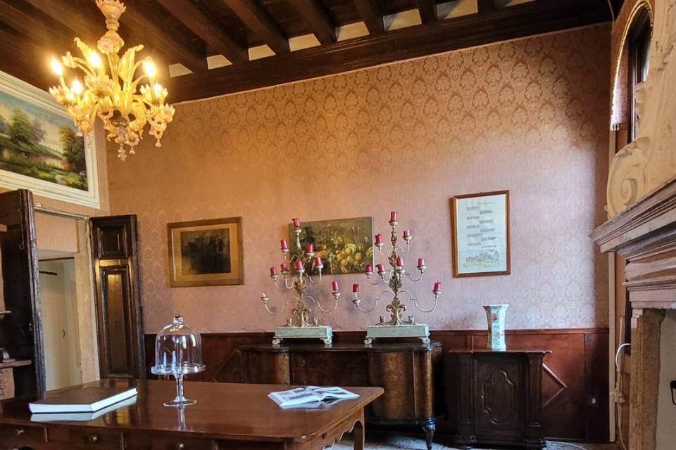 Sala caminetto marmo rosa