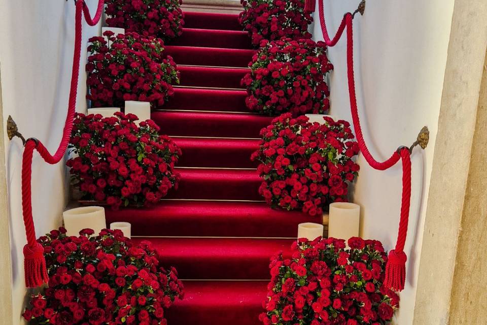 Lo scalone adornato dai fiori