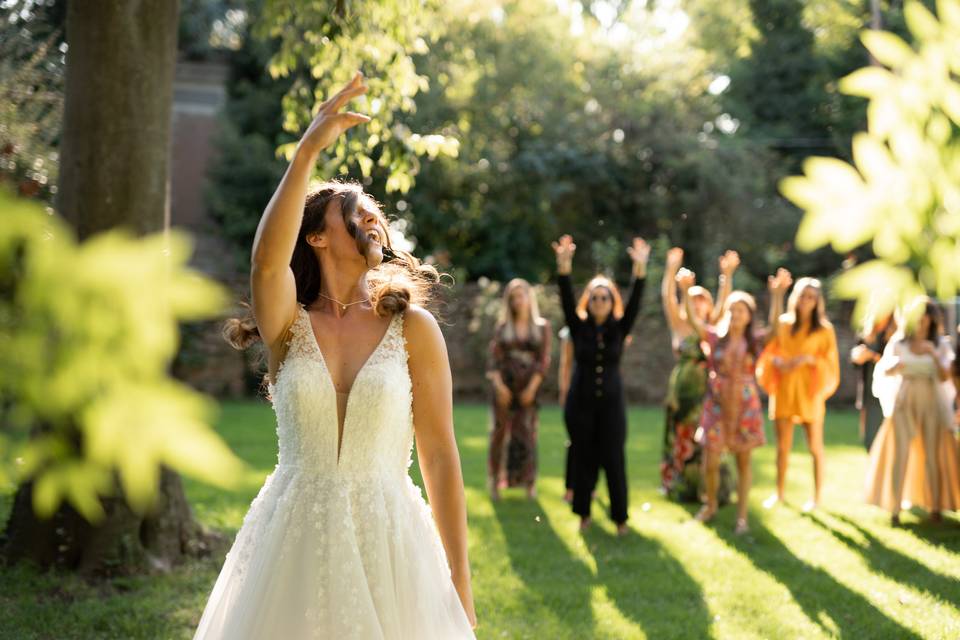 Elena nel lancio del bouquet