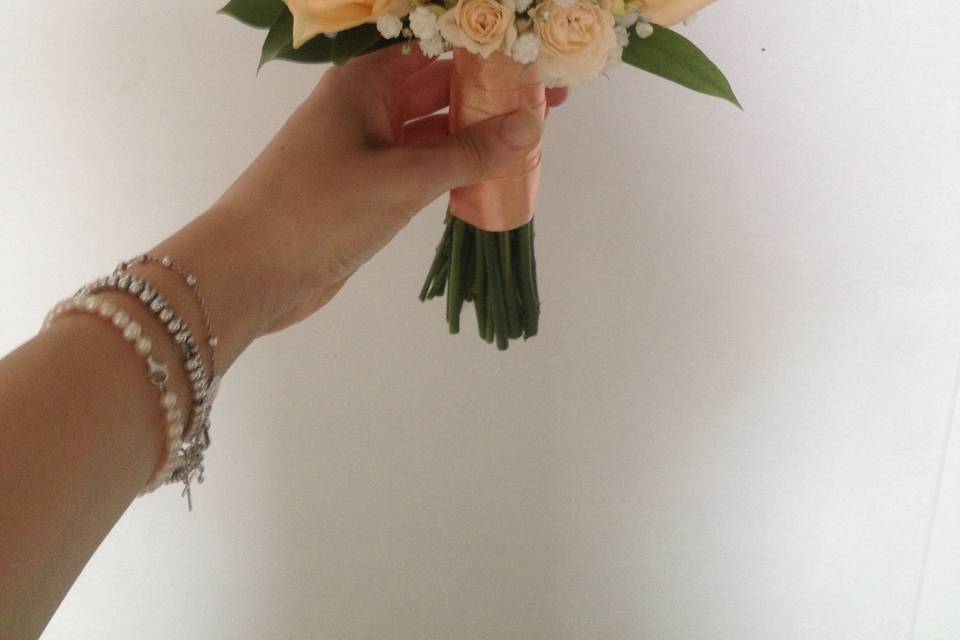 Bouquet con fiori e succulente
