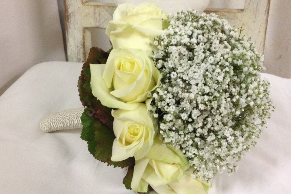 Bouquet con rose e gypsophila