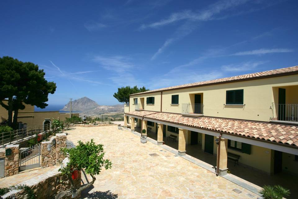 Cortile del Baglio di sera