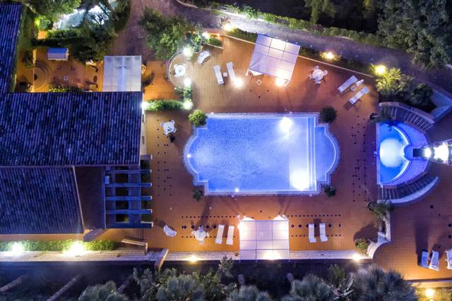Esterno con piscina