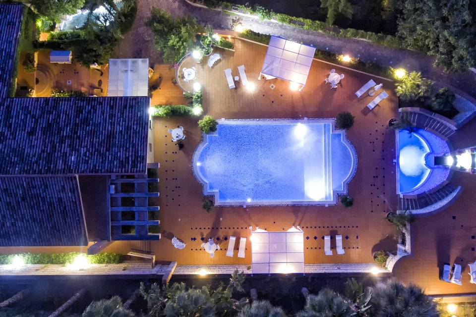 Esterno con piscina