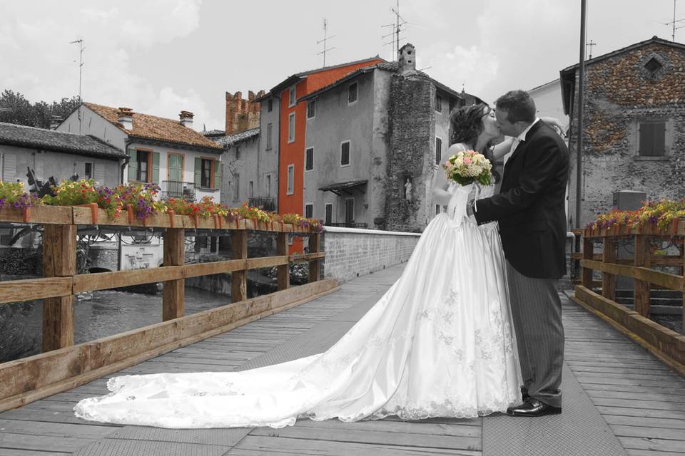 Sposi sul ponte a Borghetto