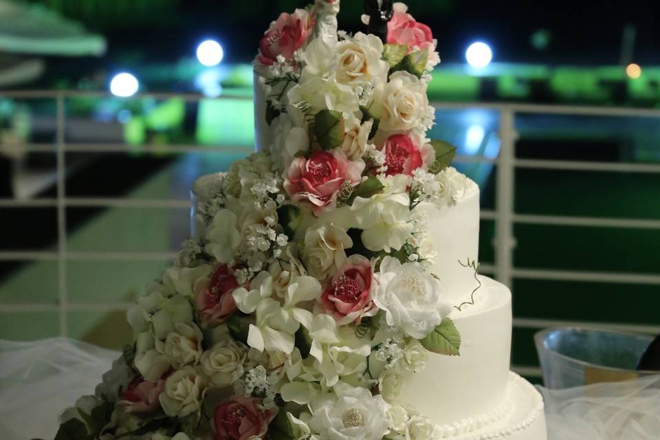 Torta nuziale con rose