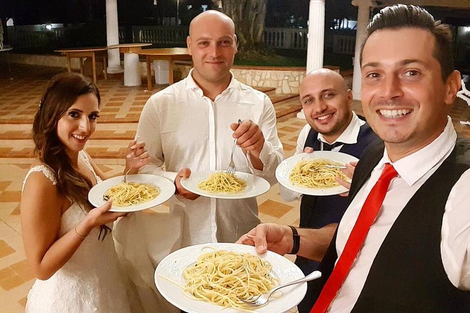 Spaghettata con gli sposi