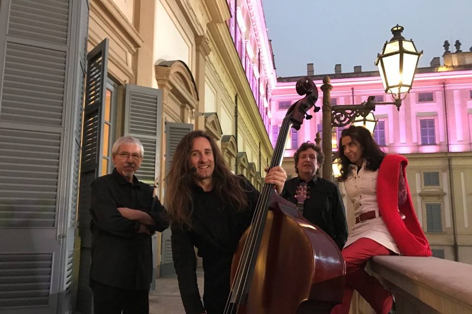 Sul balcone della villa reale