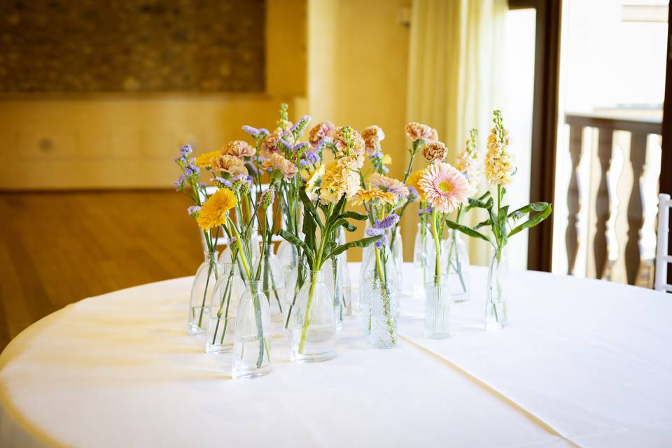 Fiori_gerbera_carnation_limonium_vetro_trasparente_angolo_basso_sin