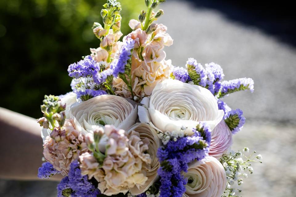 Mazzo_fiori_ranuncoli_rosa_viola_pesca