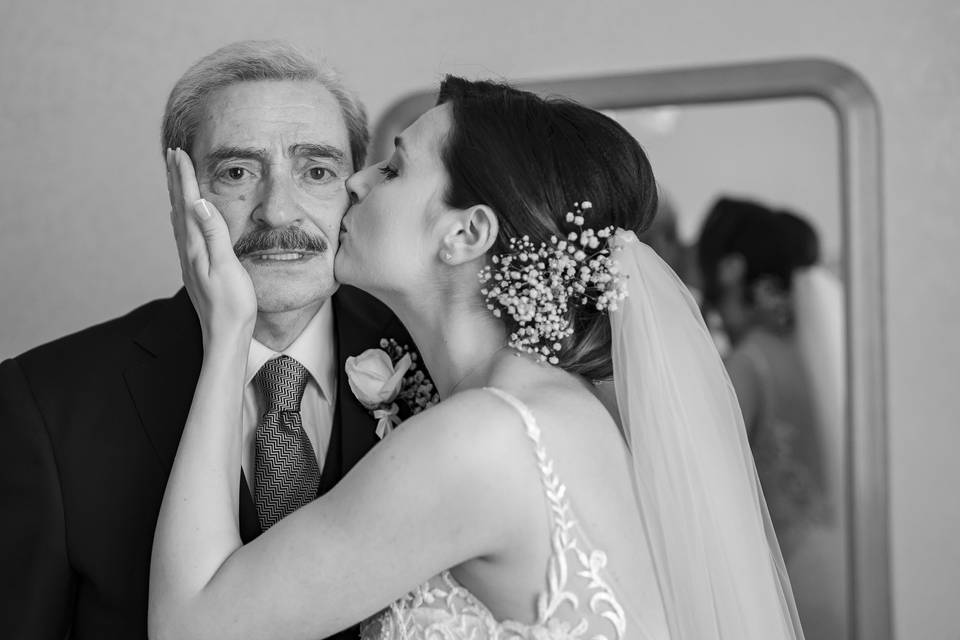 Papà sposa emozionato