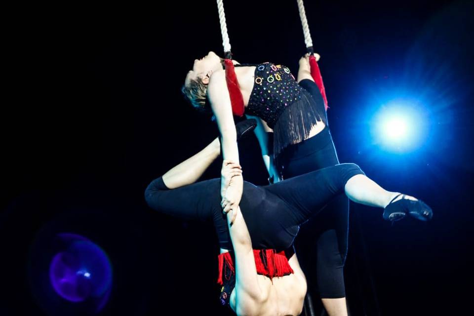 Le ragazze al circo trapeziste