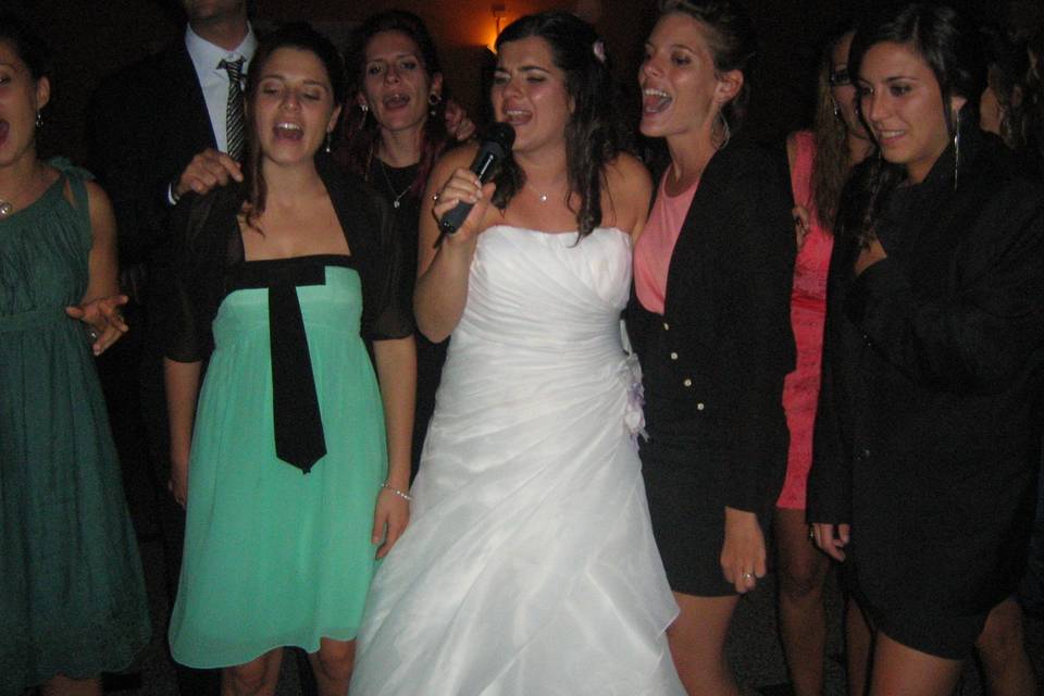 Sposa scatenata col karaoke!