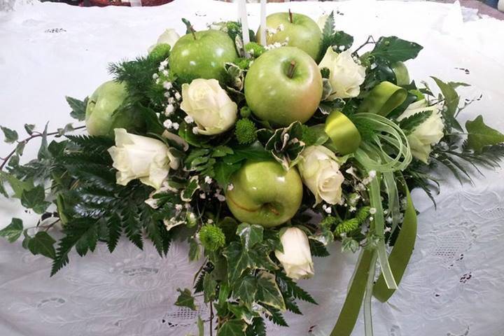 Composizione tavola mele verdi