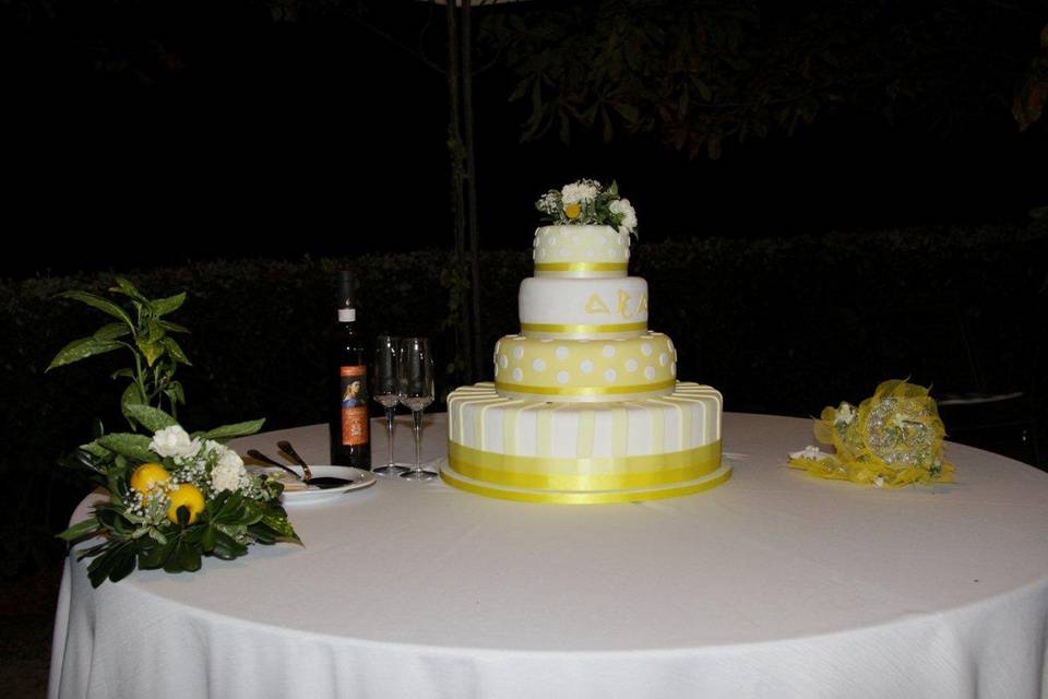 Yellow weddiing cake