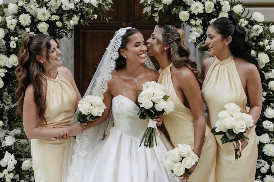 Arco, bouquet sposa e damigell