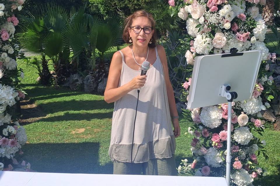 Celebro nell'arco fiorito