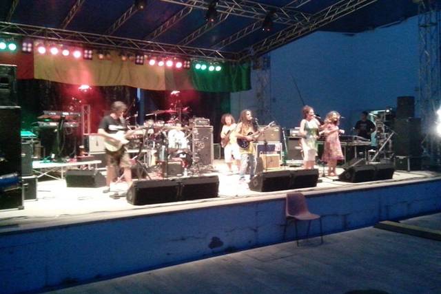 Rhomanife band live