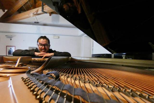 Il Maestro Begnis al piano