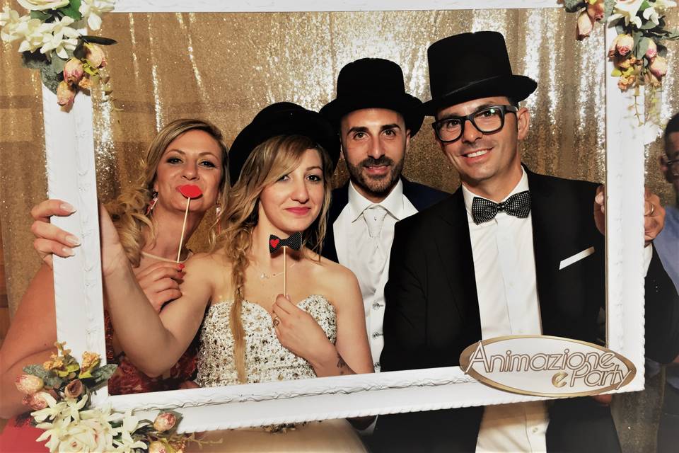 Cornice photo booth - wedding