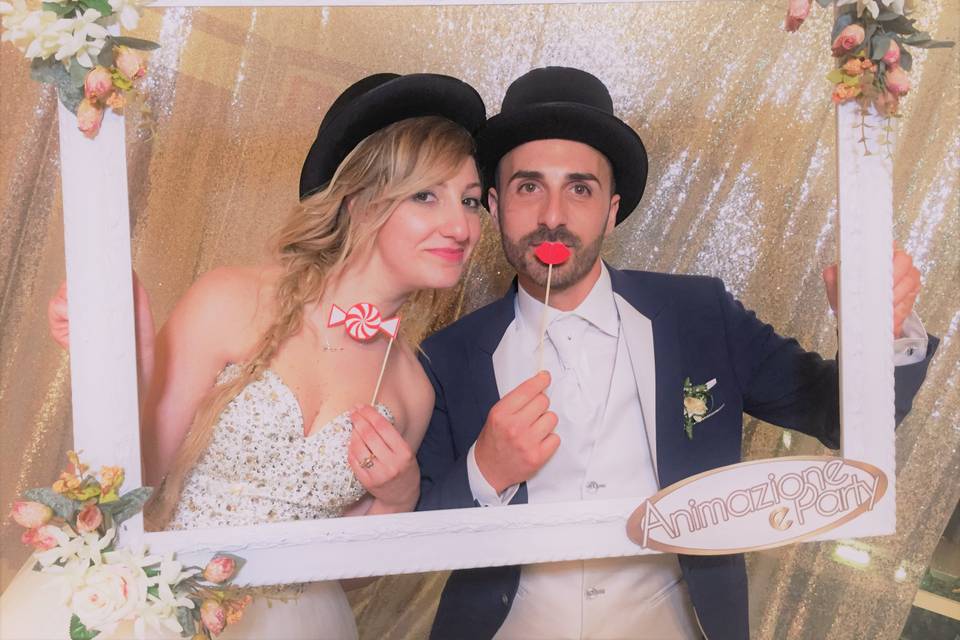 Cornice photo booth - wedding