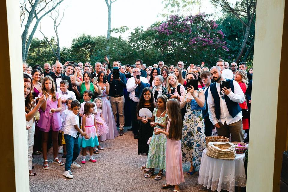 Gli sposi escono dalla chiesa