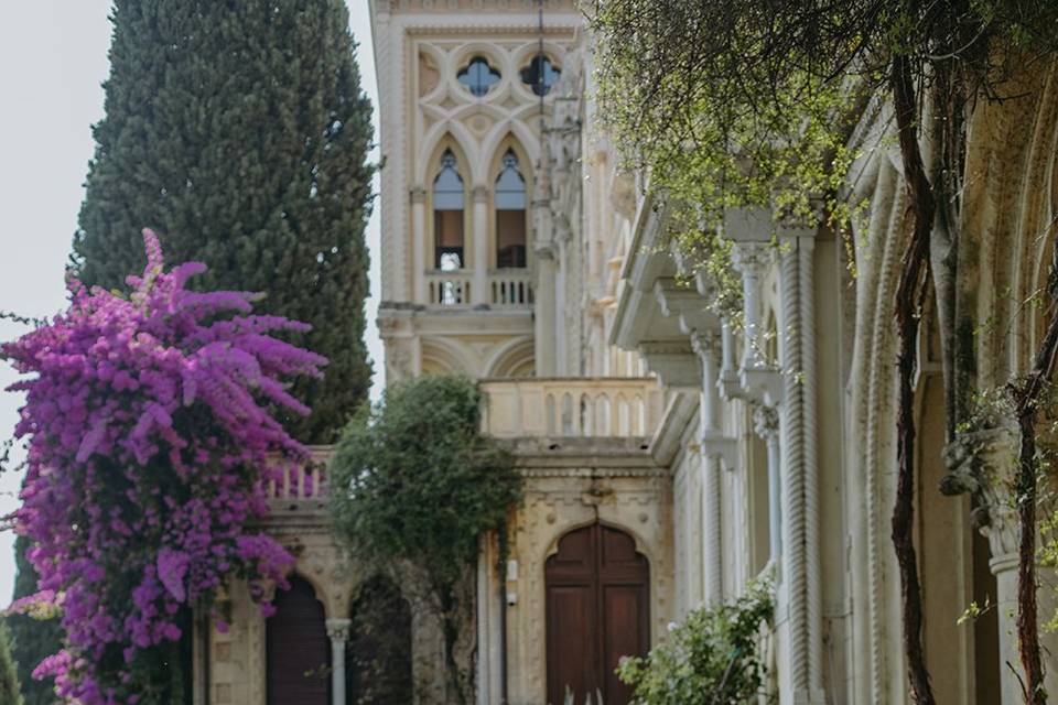 Bacio nel giardino storico