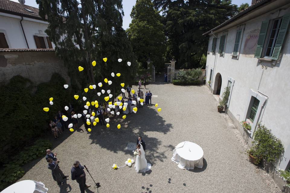 Cortile: sposi in festa