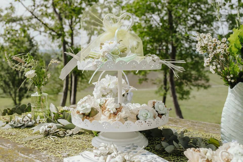 Flowers table green & white