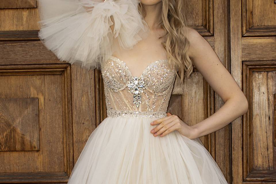 Sposa moderna con riccamo