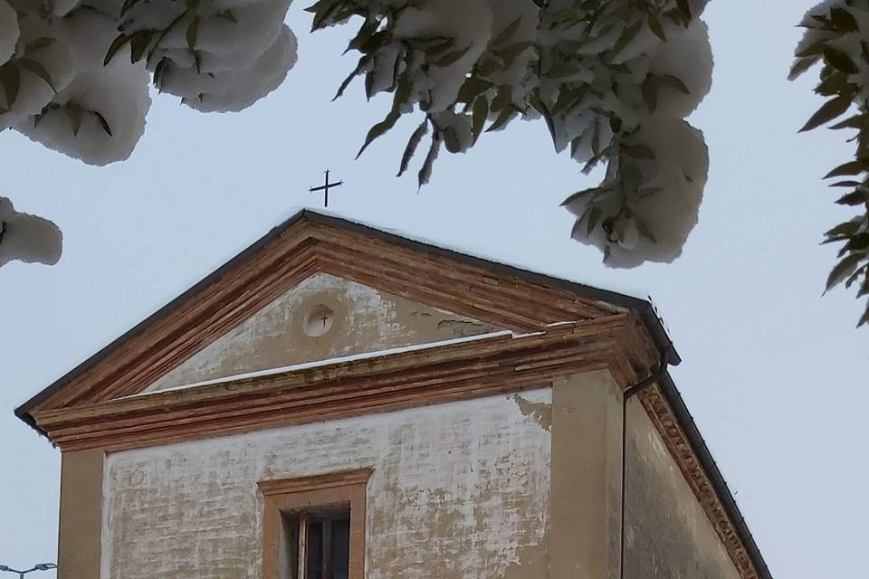 Chiesa con neve