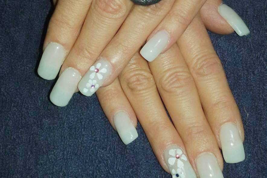 Bianco latte con nail art 3D