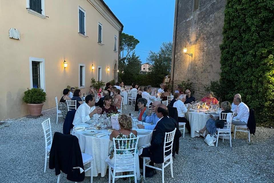 Cena durante un matrimonio