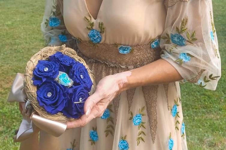 Bouquet nido di rose blu