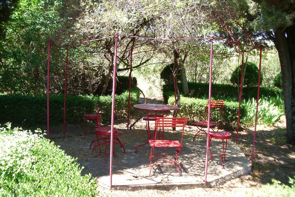 Gazebo nel giardino antico