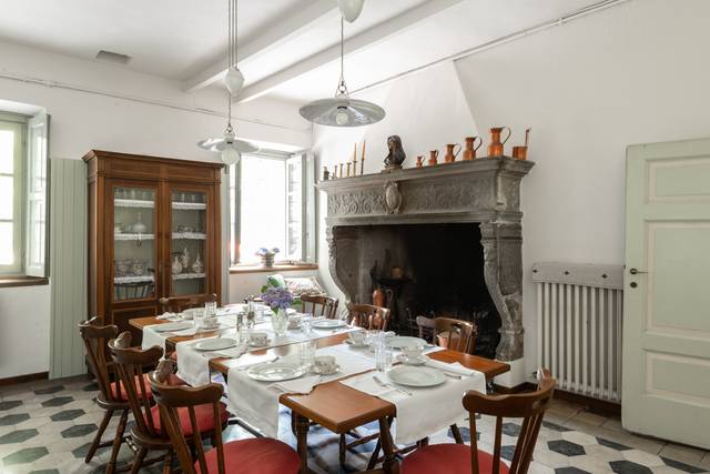 Sala da pranzo con camino