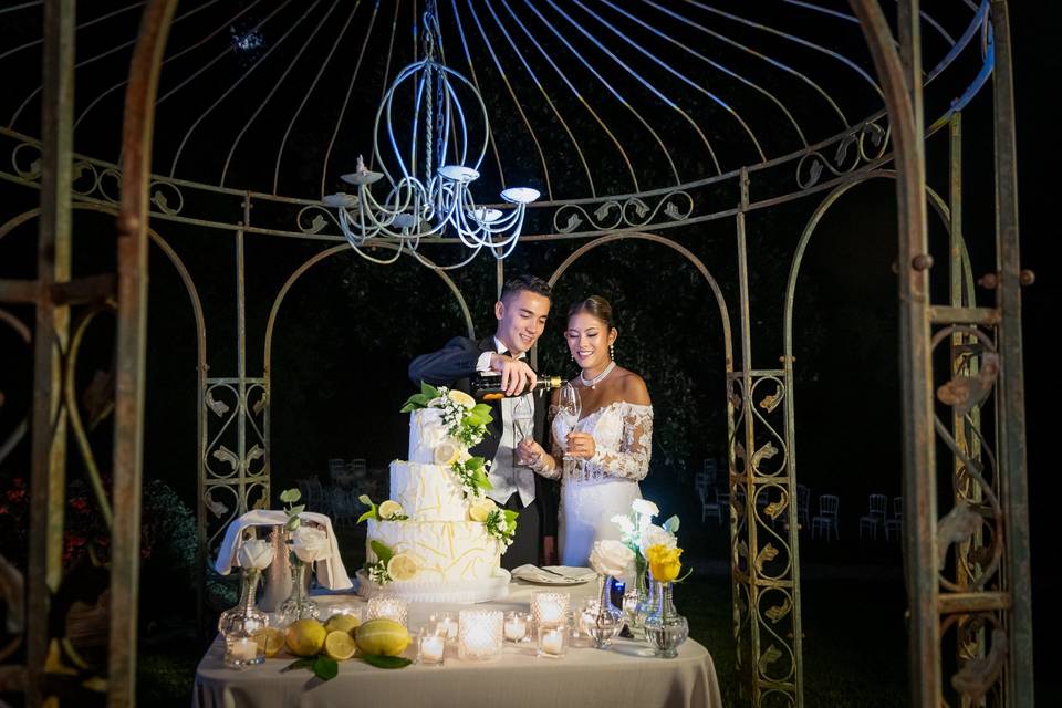 Taglio della torta nel gazebo