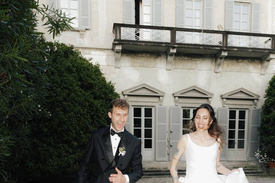 Il cortile con gli sposi