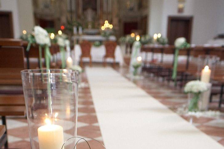 Chiesa con fiori candele corsia