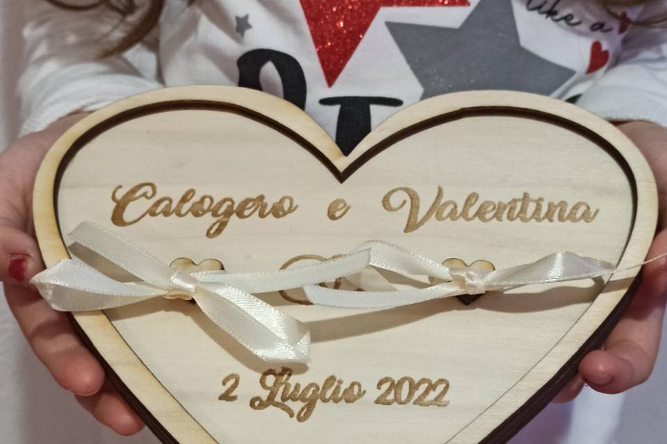 Portafedi in legno forma cuore