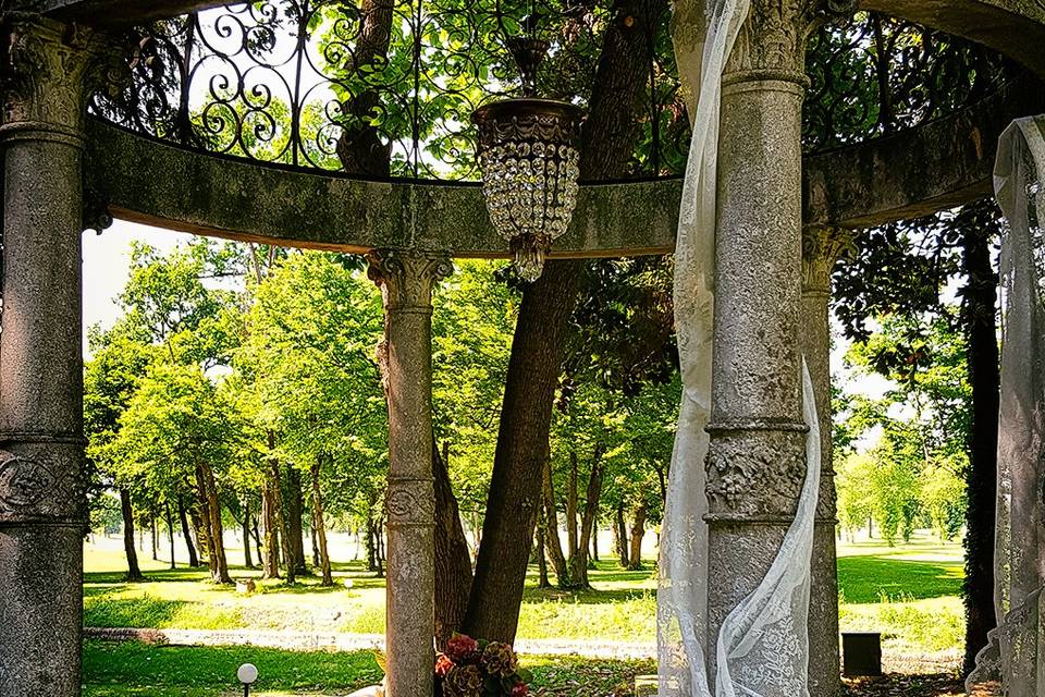 Antico gazebo allestito