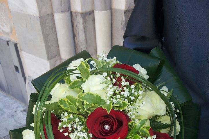 Bouquet rose rosse e bianche