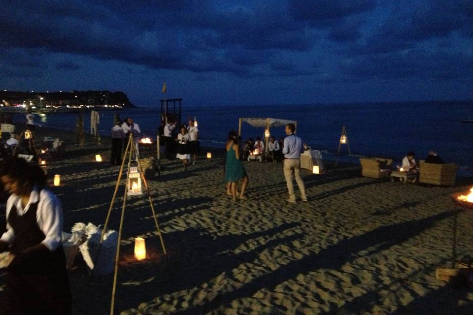 Festa in spiaggia di notte